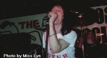 Stiv singing at the Rat